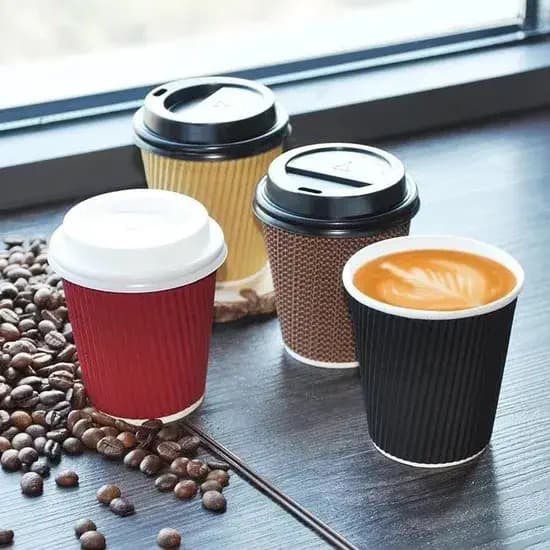 لیوان کاغذی بیرون بر قهوه